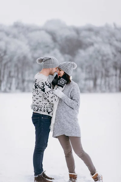 Uomo Piedi Con Donna Teneramente Mantenere Viso — Foto Stock