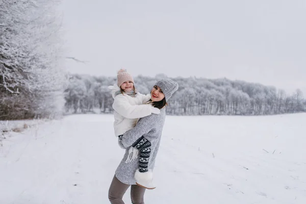 Mère Tenant Petite Fille Dans Les Mains Dans Parc Hiver — Photo