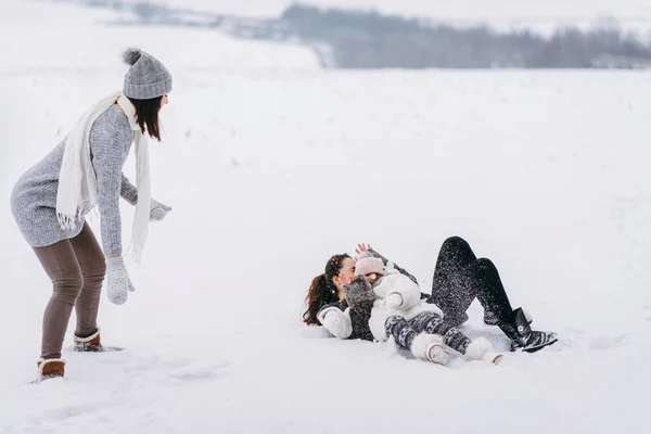 Niñas Acostadas Abrazadas Nieve Mujer Riendo —  Fotos de Stock