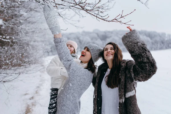 Matka Gospodarstwa Mniejsze Córka Ręce Zabawy Razem Winter Park — Zdjęcie stockowe