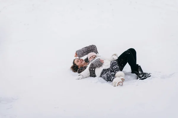 Siostry Przytulanie Śniegu Zimie Park — Zdjęcie stockowe