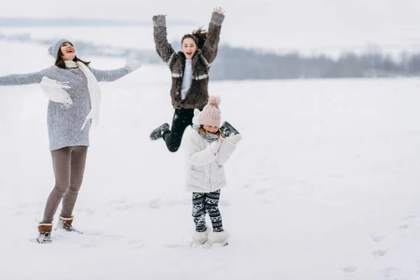 Família Divertindo Menina Mais Velha Pulando Fundo Parque Inverno — Fotografia de Stock