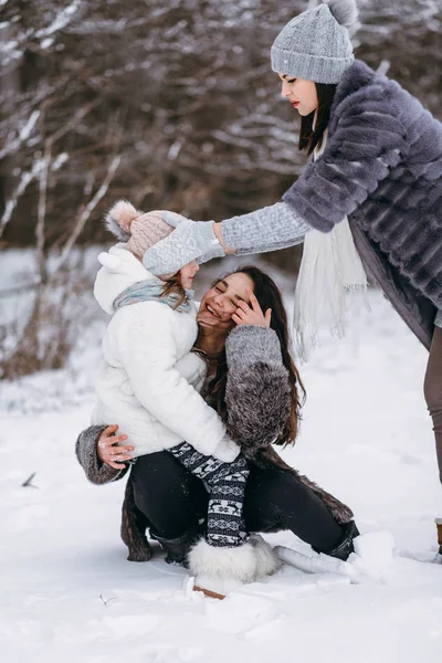 Madre Jugando Con Hijas Divirtiéndose Parque Invierno —  Fotos de Stock