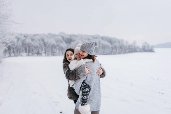 Mother Cuddling Daughters Winter Park — Stock Photo, Image