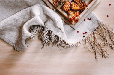 Üstten Görünüm bej tahta kutuya çul peçete ve glitter ile servis kalp kurabiye