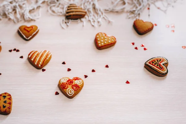 Detailní Pohled Tvaru Zdobené Srdce Cookies Béžové Stůl Třpytkami Pytloviny — Stock fotografie