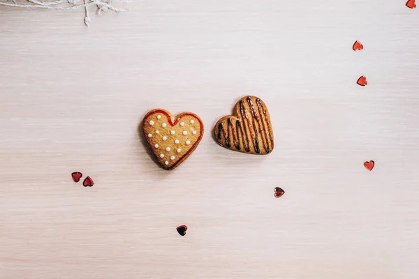 Složení Zdobené Srdce Tvaru Cookies Červeného Srdce Pozadí — Stock fotografie