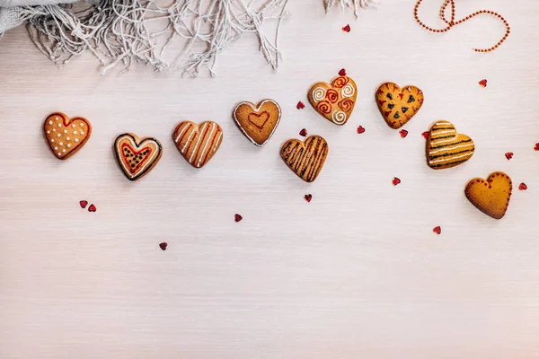Pohled Shora Zdobené Srdce Tvaru Cookies Pokládání Vodorovném Řádku Červeného — Stock fotografie