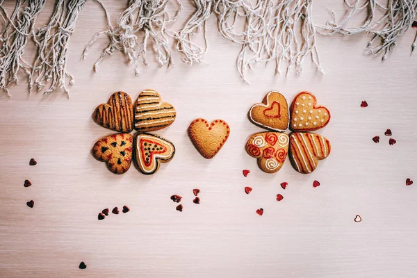 Composição Alimentos Com Biscoitos Forma Coração Reunidos Forma Trevo — Fotografia de Stock