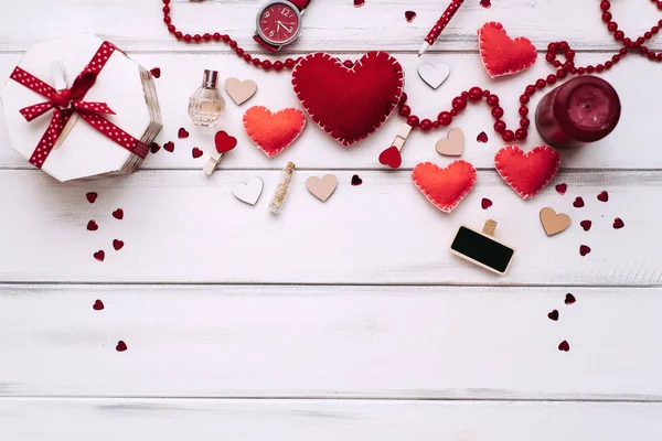 Valentinstag Hintergrund Mit Roten Herzen Wäscheklammern Und Schachtel Auf Holzplanken — Stockfoto