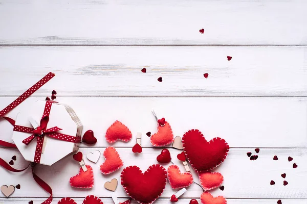 San Valentino Sfondo Con Cuori Rossi Vestiti Pioli Scatola Legno — Foto Stock