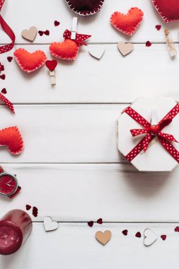 El yapımı kırmızı Kalpler ve glitter kalpler ahşap plakalar arka plan üzerinde dekoratif kompozisyonu Sevgililer günü için.