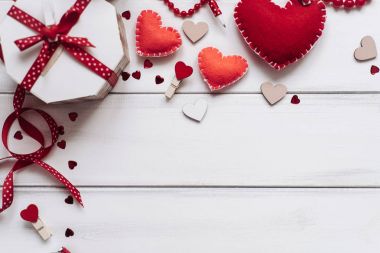 Kırmızı Kalpler ve glitter kalpler ahşap plakalar arka planda Sevgililer günü için özel dekoratif kompozisyonu.