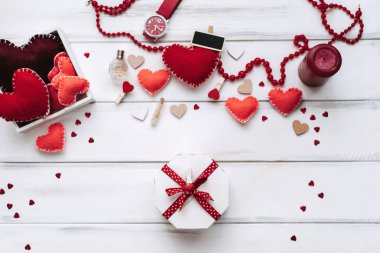 El yapımı kırmızı Kalpler, hediye kutusu, parfüm, mum ve wristlewatch ahşap plakalar arka planda Sevgililer günü için özel dekoratif kompozisyonu.