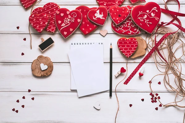 节日作文与红釉饼干 纸片和铅笔在木板背景浪漫的一天 — 图库照片