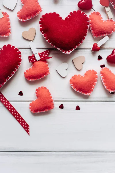 バレンタインデーのための木製の板の背景に手作りの心と装飾的組成物 — ストック写真