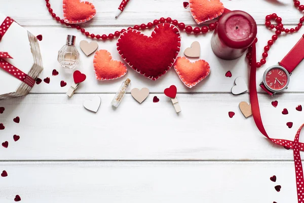 手作りの心 キラキラ ハート バレンタインの日のために専用の木製の板背景に装飾的なオブジェクトと装飾的組成物 — ストック写真
