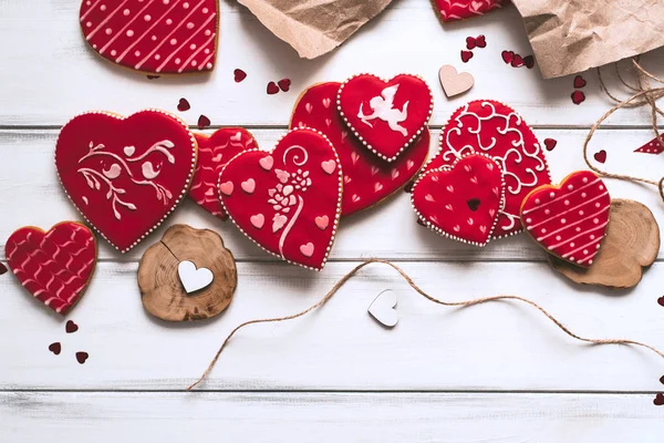 Feestelijke Samenstelling Met Rode Geglazuurde Cookies Papier Stuk Houten Planken — Stockfoto