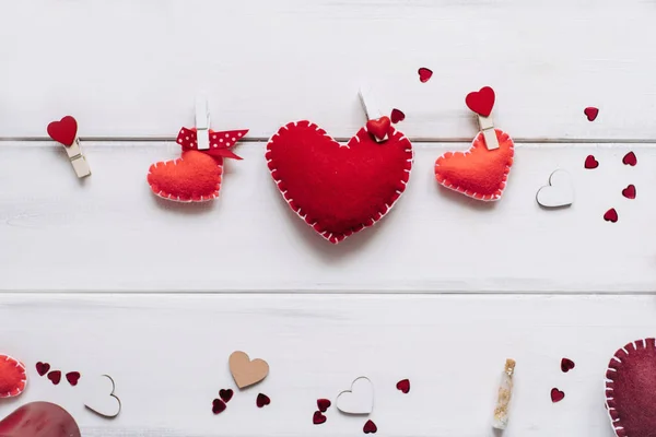 Composição Decorativa Com Corações Vermelhos Artesanais Pegs Roupas Corações Brilhantes — Fotografia de Stock