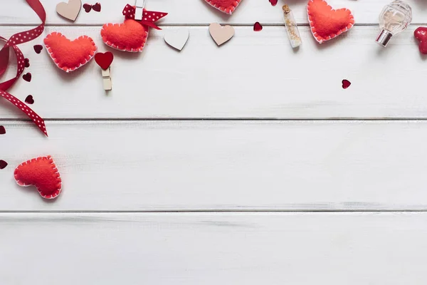 Composição Decorativa Com Corações Vermelhos Feitos Mão Corações Brilhantes Pranchas — Fotografia de Stock