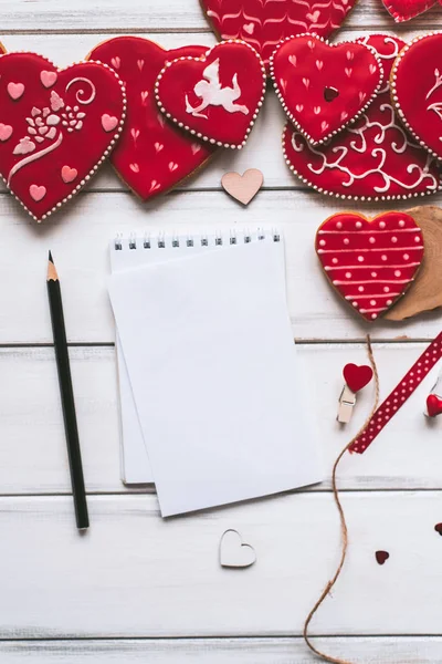 Composição Festiva Com Biscoitos Vidro Vermelho Pedaço Papel Lápis Pranchas — Fotografia de Stock