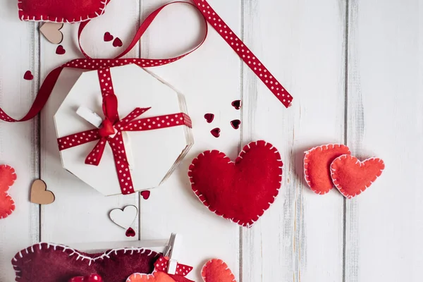 Composición Decorativa Con Corazones Caja Sobre Tabla Madera — Foto de Stock