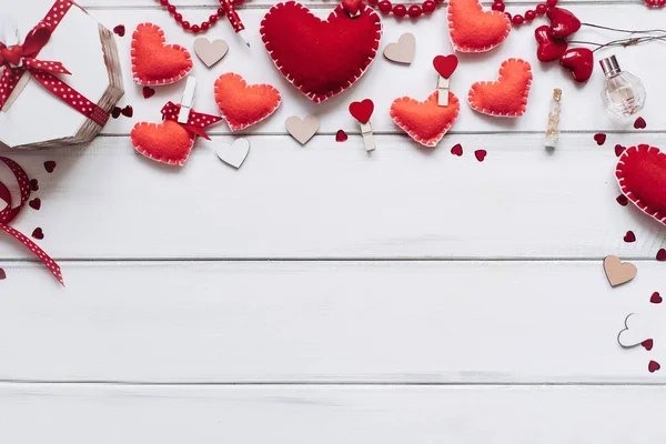 Composição Decorativa Com Corações Vermelhos Corações Brilhantes Pranchas Madeira Fundo — Fotografia de Stock