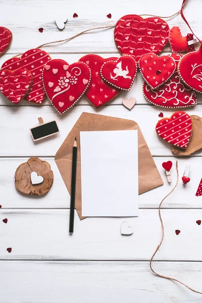 Composição Festiva Com Biscoitos Vidro Vermelho Carta Papel Lápis Pranchas — Fotografia de Stock