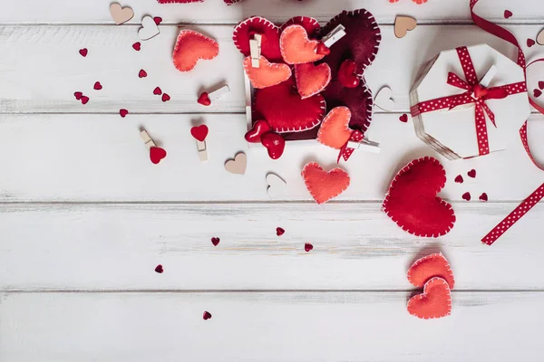 Composición Decorativa Con Corazones Caja Sobre Tabla Madera — Foto de Stock