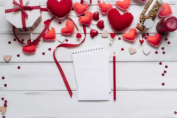 バレンタインデーの手作りの心は 紙と木の板の背景に赤鉛筆と装飾的組成物 — ストック写真