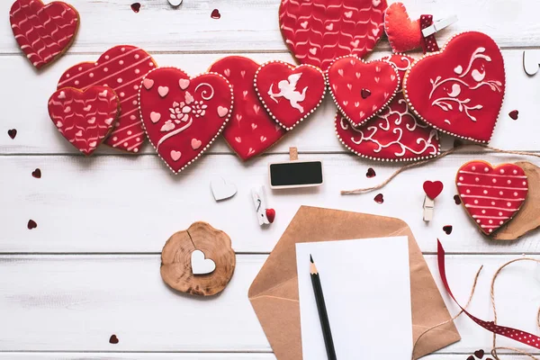 Decoratieve Compositie Met Handgemaakte Rode Geglazuurde Koekjes Brief Stuk Papier — Stockfoto