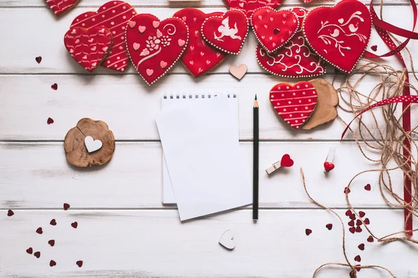 Feestelijke Samenstelling Met Rode Geglazuurde Koekjes Stuk Papier Potlood Voor — Stockfoto