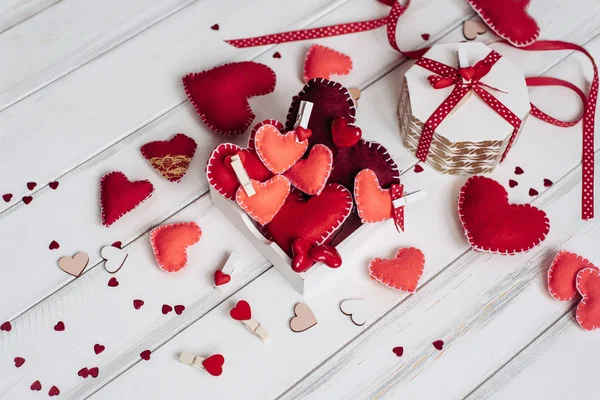 Composición Decorativa Con Corazones Caja Sobre Tabla Madera — Foto de Stock