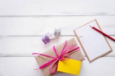 Dikkat, ahşap plakalar arka plan üzerinde kırmızı kalemi kağıdına ile hediye kutusu ile kompozisyon