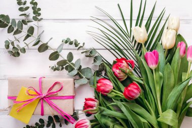 Hediye kutusu ahşap plakalar arka plan üzerinde Not ve Lale buketi ile kompozisyon