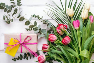 Hediye kutusu ahşap plakalar arka plan üzerinde Not ve Lale buketi ile kompozisyon