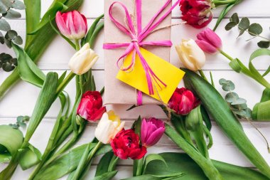 Hediye kutusu ile Lale çerçeve notta üstten görünüm ahşap plakalar arka plan üzerinde