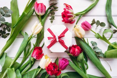 Üstten Görünüm hediye kutusu ahşap plakalar arka plan karede Lale