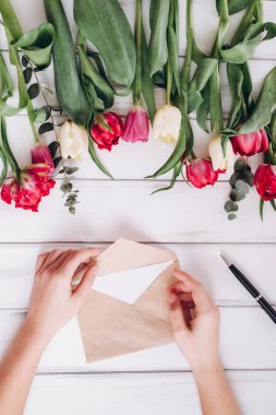 Açılış zarf ve Lale arka plan üzerinde eller görünümünü