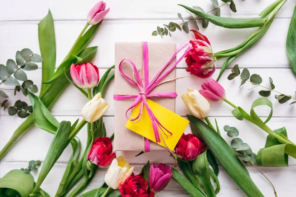 Bovenaanzicht Van Doos Van Gift Met Noot Tulip Frame Houten — Stockfoto