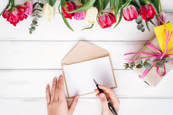 Weergave Van Vrouw Schrijven Wit Papier Heldere Tulpen Achtergrond — Stockfoto