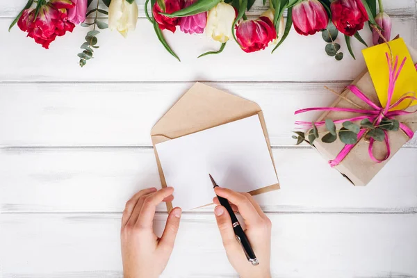Weergave Van Vrouw Schrijven Wit Papier Heldere Tulpen Achtergrond — Stockfoto