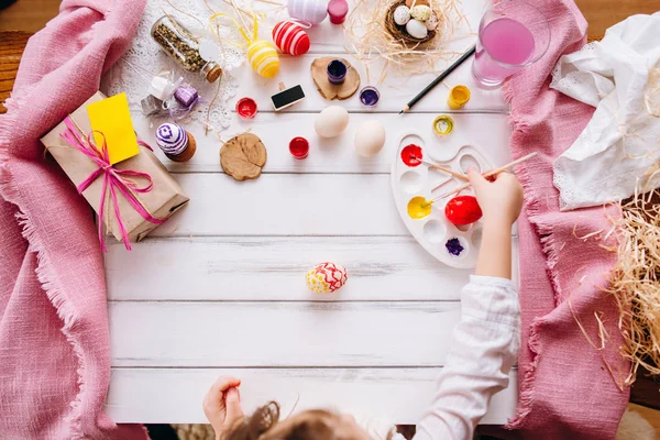 Bovenaanzicht Van Mooi Meisje Schilderij Eieren — Stockfoto