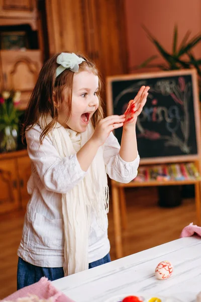 Vista Menina Engraçada Vestindo Moldura Camisa Saia Cachecol Olhando Para — Fotografia de Stock