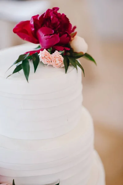 장미와 잎으로 계층화 케이크 — 스톡 사진