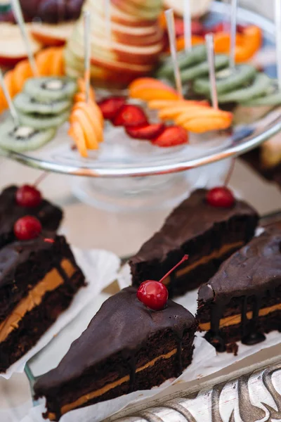 Chocolate Cakes Decorated Cocktail Cherries Sliced Fruits Berries Background — Stock Photo, Image