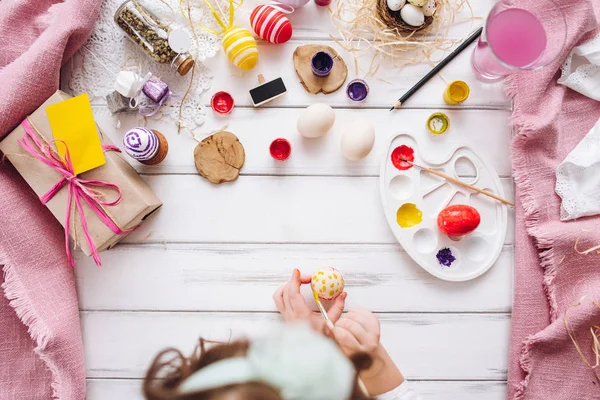 Ansicht Von Oben Kleines Mädchen Bemalt Osterei Mit Gelber Farbe — Stockfoto