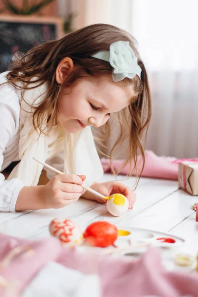 Menina Bonita Pintando Ovo Páscoa Com Tinta Amarela Escova — Fotografia de Stock