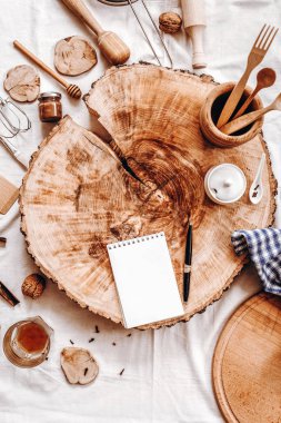 Defter, kalem ve mutfak aksesuarları ile sawed ahşap Üstten Görünüm