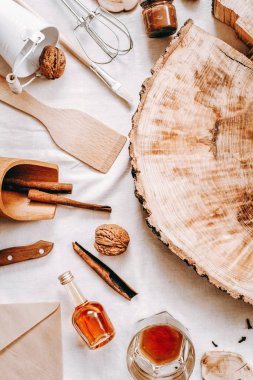 Arka plan üzerinde sawed Ahşap mutfak aksesuarları ile Üstten Görünüm